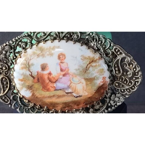 Large Filigree Courting Couple Brooch - Picture 2 of 10
